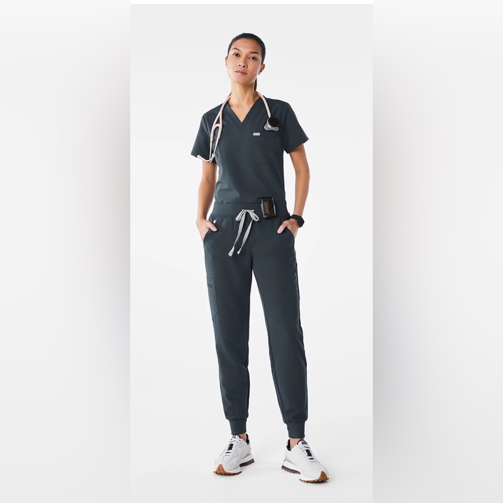 Figs dark harbour scrub set